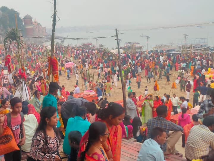 Varanasi Chhath Puja 2023: उगते हुए सूर्य को अर्घ्य देने के साथ ही छठ महापर्व का आज समापन हो गया. वाराणसी के घाटों से छठ पूजा की मनमोहक तस्वीरें सामने आईं. छठ पूजा को लेकर श्रद्धालु उत्साहित नजर आए.