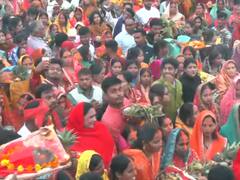 Chhath Puja: यूपी में छठ महापर्व की धूम, उगते सूर्य को अर्घ्य देने उमड़ा सैलाब, देखें तस्वीरें