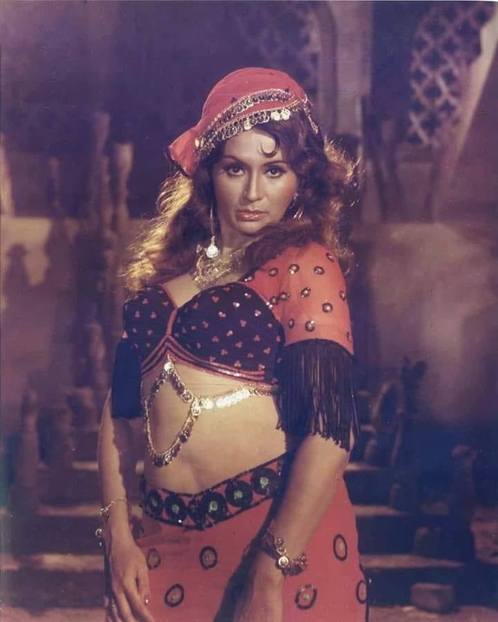 इस फिल्म में उन्होंने ‘मेरा नाम चिन चिन चू’ पर इतना जबरदस्त डांस किया कि वो रातोंरात स्टार बन गई. इसके बाद एक्ट्रेस के पास फिल्मों के ढेर लग गए और उन्होंने कभी पीछे मुड़कर नहीं देखा. अपने करियर में हेलन ने कश्मीर की कली, एन इवनिंग इन पेरिस, अराधना, अमर प्रेम जैसी फ़िल्मों में काम किया.