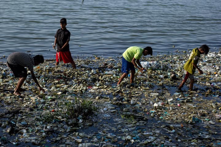 এই দিনে United Nation-এর জেনারেল অ্যাসেম্বলি শিশু অধিকারের ঘোষণাপত্র গৃহীত করে। একই দিনে, UNGA শিশু অধিকার সনদ গ্রহণ করে।