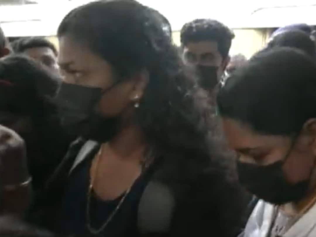 Kerala: People Cover Mouths With Black Cloth To Protest Against Delay In Trains Due To Vande Bharat. WATCH Kerala People Cover Mouths With Black Cloth Protest Against Delay Trains Vande Bharat Kerala: People Cover Mouths With Black Cloth To Protest Against Delay In Trains Due To Vande Bharat. WATCH