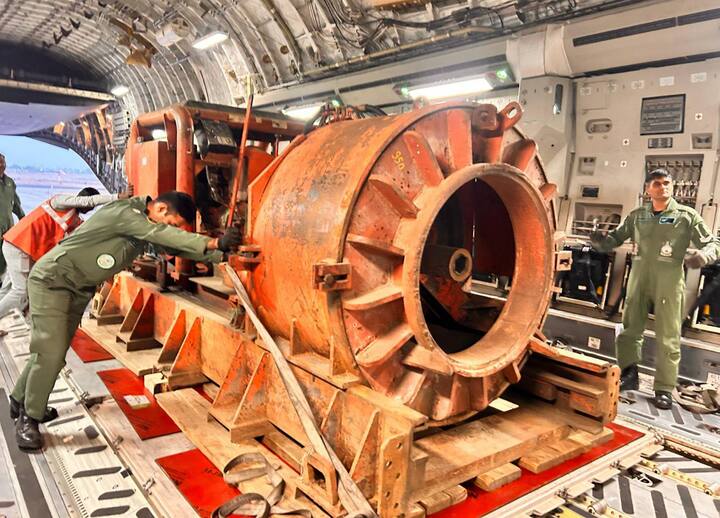 इंदूरहून नवीन मशिन आणले आहे जे आता बोगद्याच्या 200 मीटर आत नेले जात आहे जेणेकरून रखडलेले काम पुढे नेले जाईल. आता समोरून आडवे ड्रिल करण्याऐवजी उभ्या म्हणजे वरून छिद्र पाडले जातील जेणेकरून मलबा सहज काढता येईल  (Image Source : PTI)