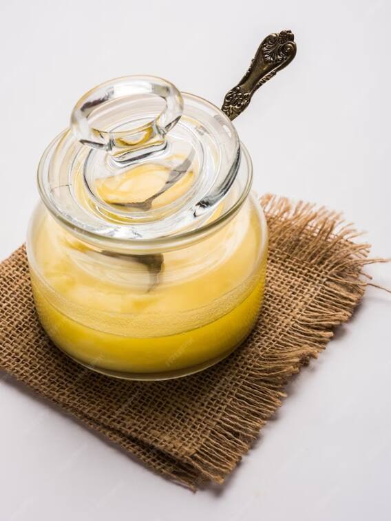 रोज सुबह गरम पानी में घी मिलाकर पीने के ये हैं फायदे