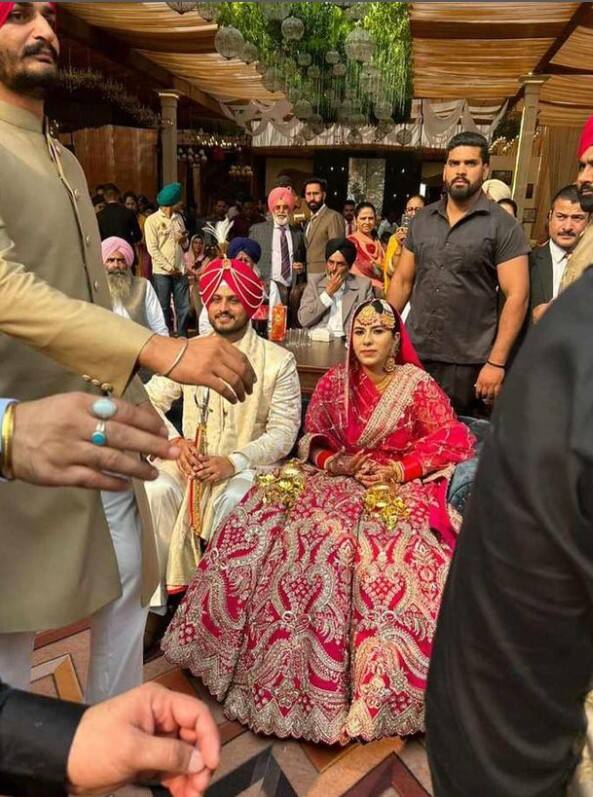 ਦੱਸ ਦੇਈਏ ਕਿ ਗੁਰਨਾਮ ਭੁੱਲਰ ਦੇ ਵਿਆਹ ਦੀਆਂ ਤਸਵੀਰਾਂ ਅਤੇ ਵੀਡੀਓ ਨੇ ਹਰ ਪਾਸੇ ਹਲਚਲ ਮਚਾ ਦਿੱਤੀ ਹੈ। ਸੋਸ਼ਲ ਮੀਡੀਆ ਉੱਪਰ ਵਾਇਰਲ ਹੋ ਰਹੀਆਂ ਕਈ ਤਸਵੀਰਾਂ ਅਤੇ ਵੀਡੀਓ ਵਿੱਚ ਤੁਸੀ ਗੁਰਨਾਮ ਨੂੰ ਵੇਖ ਸਕਦੇ ਹੋ।