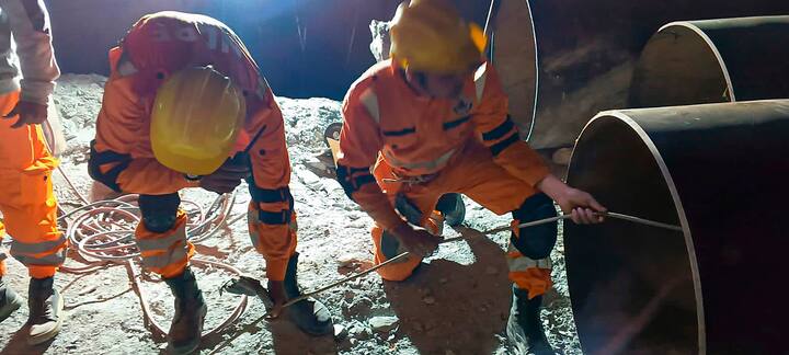 बोगद्यात अडकलेल्या कामगारांना पाईपच्या मदतीने ऑक्सिजनचा पुरवठा केला जात आहे. बोगद्यात अडकलेल्या कामगारांशी वॉकीटॉकीद्वारे संपर्क झाल्याची माहिती समोर आली आहे.   (Image Source : PTI)