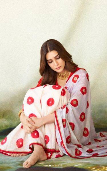 ਸਫੈਦ ਅਤੇ ਲਾਲ ਸਾੜੀ ਵਿੱਚ ਦਿਖੀ ਕ੍ਰਿਤੀ ਸੈਨਨ ਦੀ ਸਿੰਪਲ ਲੁੱਕ