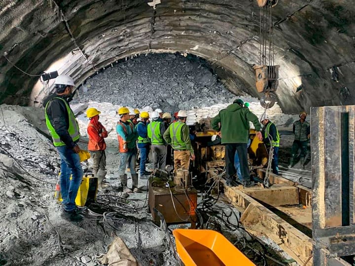 Uttarkashi Tunnel Collapse Preparations Start For Food mobile WiFi Send through pipe in tunnel Uttarkashi Tunnel Collapse: खाना, मोबाइल, WiFi...टनल में पाइप के जरिए सामान भेजने की तैयारी, जानें अब तक का अपडेट