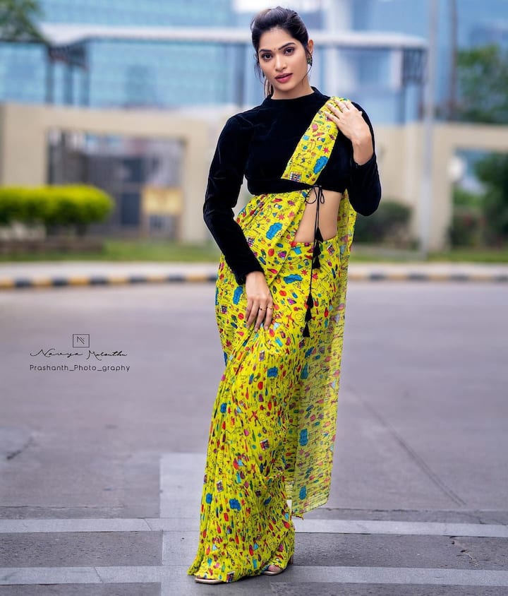 క్యూట్ క్యూట్ ఎక్స్​ప్రెషన్స్​తో అందరినీ ఆకట్టుకుంది.