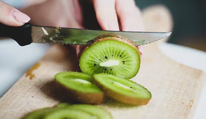 કે કીવીનું સેવન સ્વાસ્થ્ય માટે ફાયદાકારક છે પરંતુ તમે જાણો છો, કેટલીક બીમારીઓમાં કીવીનું સેવન નુકસાન પહોંચાડે છે. જે લોકોની કિડની ખરાબ છે કે કિડનીમાં સ્ટોન (પથરી)ની સમસ્યા છે તો આ ફળનું સેવન ન કરવું જોઈએ.
