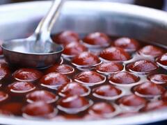 आगरा में गुलाब जामुन को लेकर जंग, शादी में दो पक्षों के बीच झड़प, महिला समेत छह लोग घायल