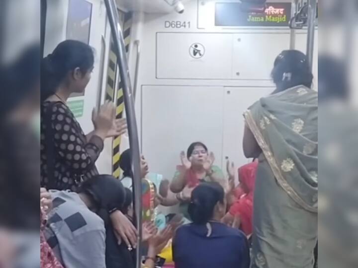 Women Performed Kirtan In Delhi Metro Video Going Viral On Social Media महिला मंडली ने दिल्ली मेट्रो में किया 'कीर्तन', इंटरनेट पर वायरल हो रहा ये VIDEO, गुस्साए लोगों ने दिए ऐसे रिएक्शन्स