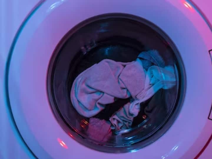 இந்த அவசர உலகில் பெரும்பாலானோர் வாஷிங் மெஷின் பயன்படுத்தியே தங்கள் துணிகளை துவைக்கின்றனர்.