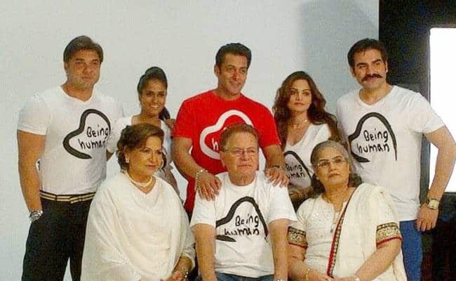 लेकिन उस वक्त सलीम खान सलमान खान की मां यानि सलमा खान के साथ शादीशुदा थे. ऐसे में दोनों की मोहब्बत को कई लोगों की नफरत का सामना करना पड़ा. लेकिन कहते हैं ना कि प्यार सच्चा हो तो उसे मंजिल जरूर मिलती है. ऐसा ही कुछ हेलन और सलीम खान के साथ हुआ और दोनों ने साल 1980 में शादी कर ली.