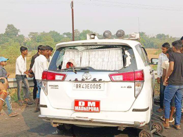 Madhepura DM Car Accident in Madhubani Phulparas 4 People Died One Injured ANN Madhepura DM Car Accident: मधेपुरा डीएम की गाड़ी ने मधुबनी में 5 लोगों को कुचला, महिला समेत तीन की मौके पर मौत