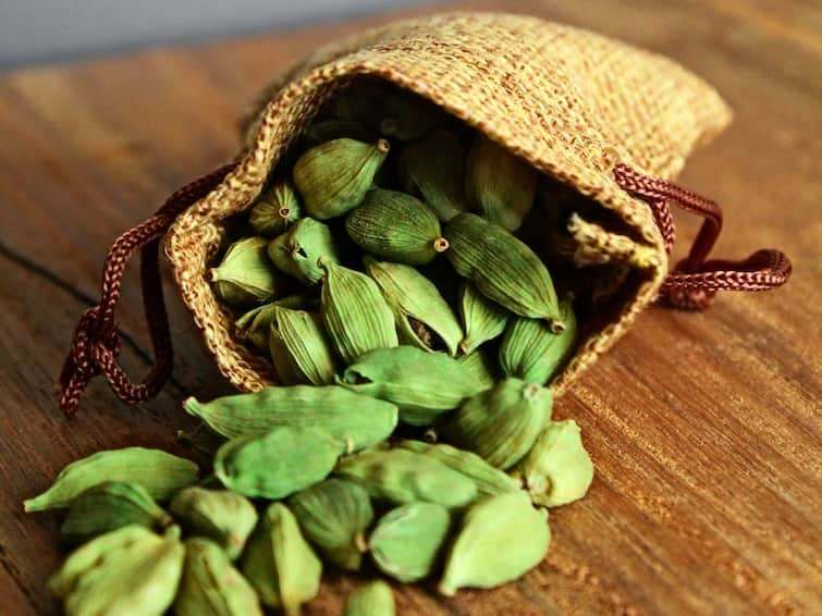 Do you know the benefits of eating cardamom Cardamom Benefits: రోజుకు రెండు ఏలకులు బుగ్గన పెట్టుకుంటే, డాక్టర్‌తో పనే ఉండదట - ఎందుకో తెలుసా?