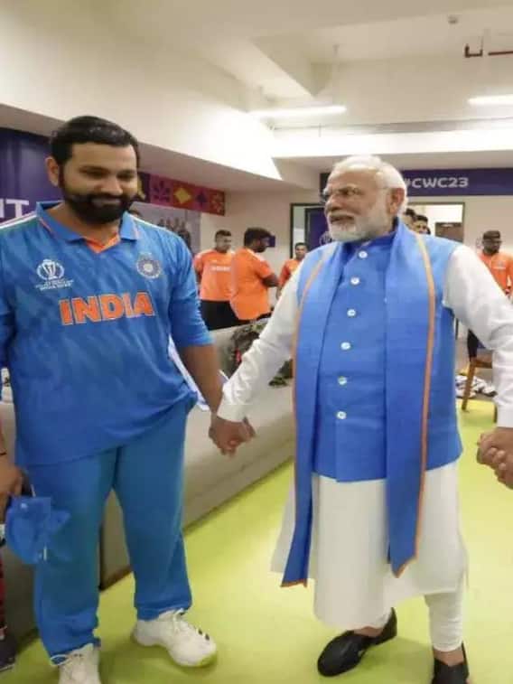 विश्व कप हार के बाद टीम इंडिया के ड्रेसिंग रूम में पहुंचे प्रधानमंत्री मोदी
