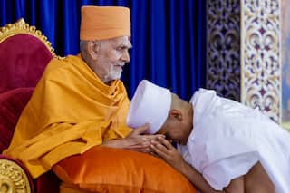 બોચાસણ ખાતે મહંતસ્વામી મહારાજનાં હસ્તે 20 નવયુવાનોએ પાર્ષદી દીક્ષા ગ્રહણ કરી