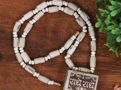 Vastu Shashtra: દરેક મુસીબતમાં રક્ષણ કરે છે કૃષ્ણની પ્રિય માળા, જાણો પહેરવાની સાચી રીત