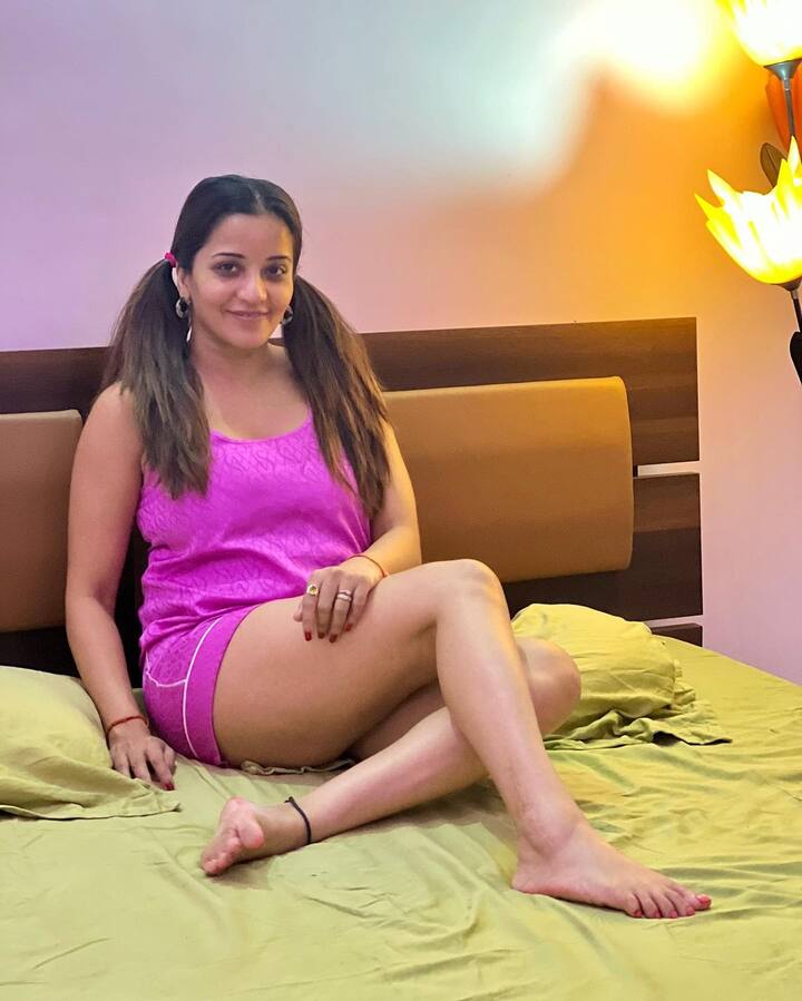 मोनालिसा के घर का हर कोना काफी खूबसूरत है. लेकिन एक्ट्रेस ने अपने बेडरूम को काफी सिंपल और सोबर रखा है.