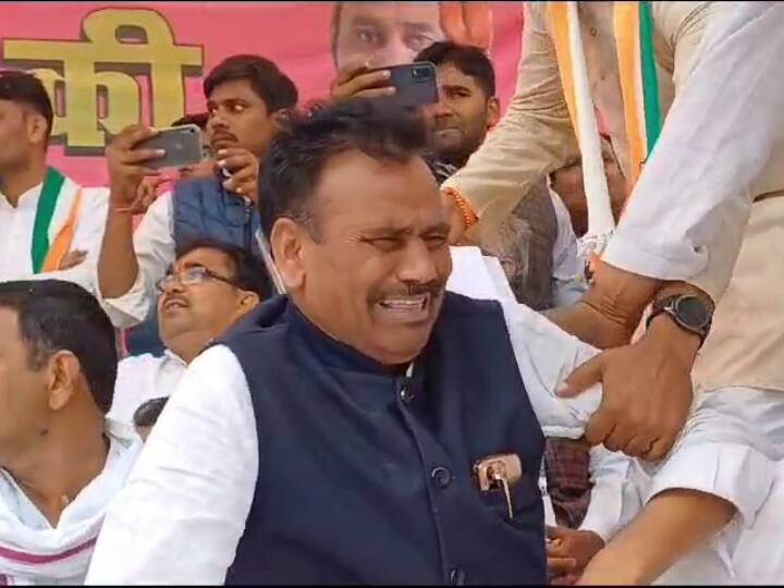 Rajasthan Election 2023 Congress MLA and candidate Amar Singh Jatav starts crying earnestly on stage at Sachin Pilot's public meeting ANN Rajasthan Election 2023: मंच पर फूट-फूट कर रोने लगे कांग्रेस प्रत्याशी अमर सिंह जाटव, सचिन पायलट ने ढांढ़स बंधाया