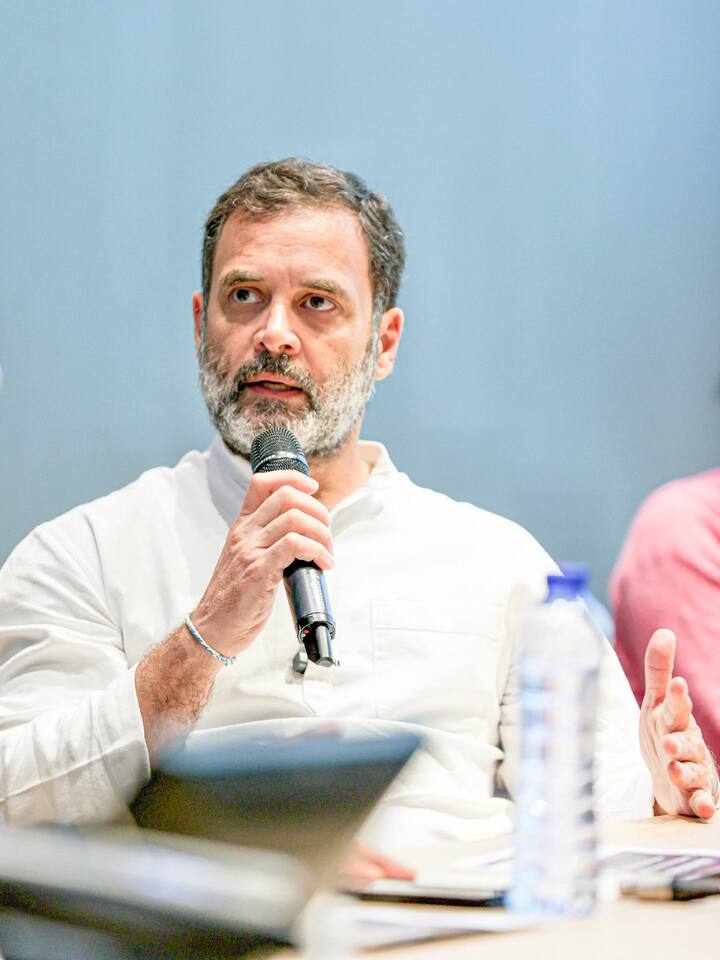 पत्रकार परिषदेमध्ये बोलताना त्यांनी म्हटलं की, 'पंतप्रधान मोदी यांचा आत्मा अदानींमध्ये आहे.' तसेच त्यांनी अ‍ॅपलच्या अलर्टवरुन देखील सरकारवर निशाणा साधला. (Photo Credit : Rahul Gandhi Facebook)