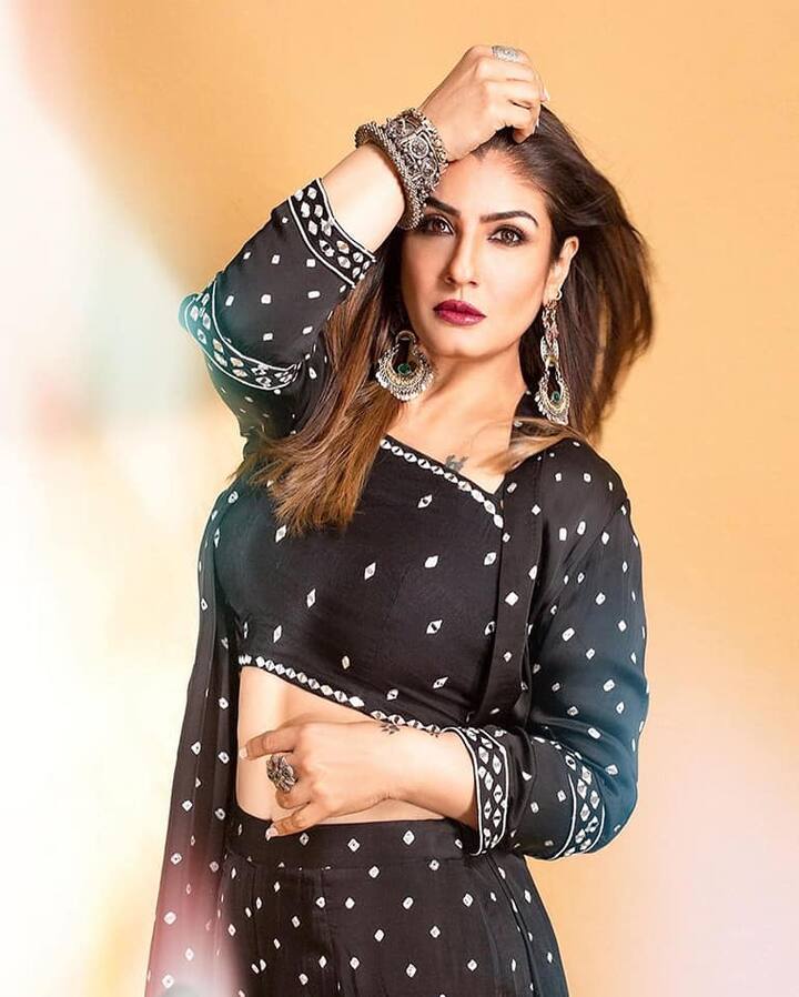 90 के दशक में बॉलीवुड पर रवीना टंडन ने अपना सिक्का जमा रखा था. एक्ट्रेस ना सिर्फ अपनी फिल्मों के जरिए बॉक्स ऑफिस पर राज करती थी. बल्कि उनकी खूबसूरती पर लाखों लोग दिल हारते थे. लेकिन फिर टॉप एक्ट्रेस बनी रवीना टंडन की लाइफ में वो पल आया. जिसने उनकी जिंदगी में भूचाल ला दिया.