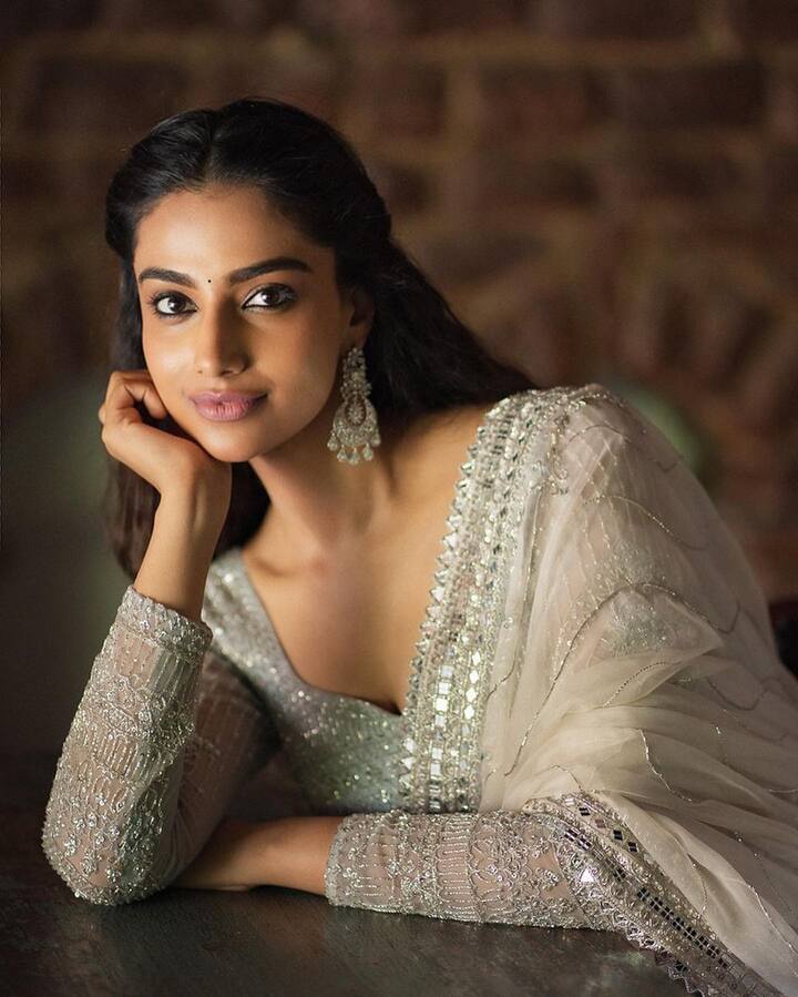 మీనాక్షి చౌదరీ లేటెస్ట్ ఫొటోలు - Image Credit: Meenakshi Chaudhary/Instagram