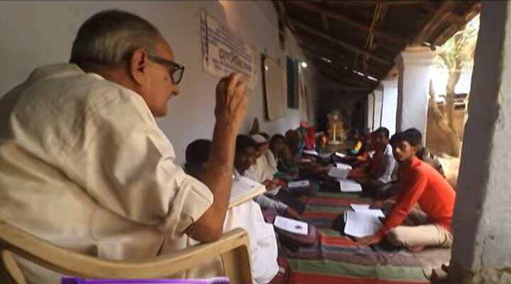 বাংলায় স্নাতকোত্তর প্রায় ৮০ বছরের বৃদ্ধ মাস্টারমশাই গ্রামের আদিবাসী ছেলেমেয়েদের পড়িয়ে চলেছেন নামমাত্র দক্ষিণায়।