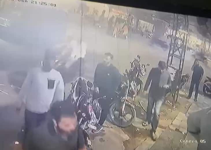 Pune Koyta Gang thrill of guns swords at uttamnagar robbery by unknown persons at liquor store on sunday night Pune Koyta Gang : कोणी पुढे आले तर...; पुण्यात तलवारीचा धाक दाखवून वाईन्सच्या दुकानांवर दरोडा, कोयता गँगची दहशत संपेना!