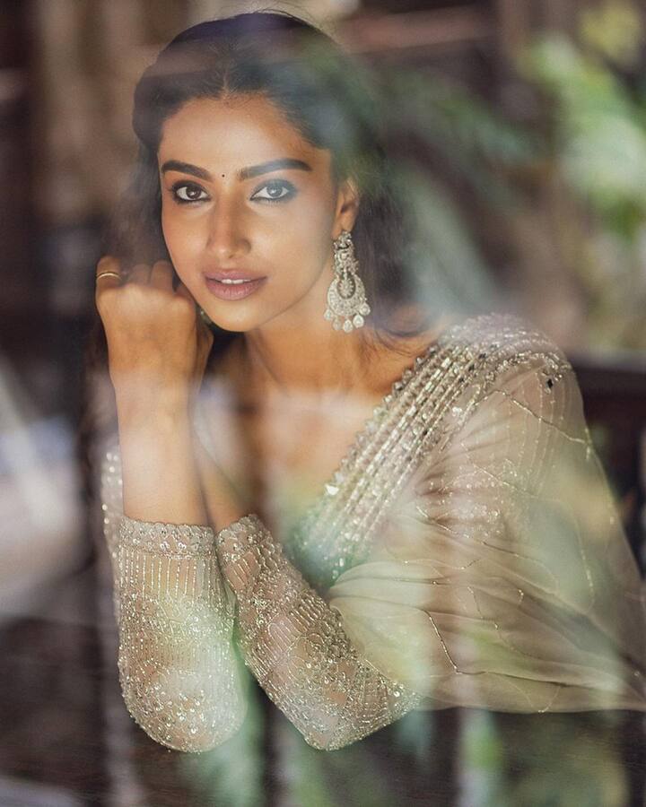 మీనాక్షి చౌదరీ లేటెస్ట్ ఫొటోలు - Image Credit: Meenakshi Chaudhary/Instagram