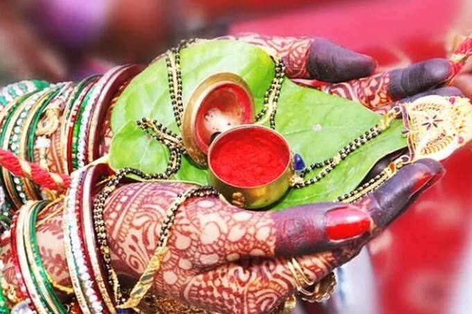 સિંદૂર - શાસ્ત્રોમાં કહેવાયું છે કે વિવાહિત વ્યક્તિ દ્વારા લગાવવામાં આવેલું સિંદૂર તેની ઓળખ છે. તેથી સિંદૂર લગાવવાના નિયમો પણ શાસ્ત્રોમાં જણાવવામાં આવ્યા છે. દરેક પરિણીત સ્ત્રીએ સિંદૂરનું સન્માન કરવું જોઈએ. આ વાતનું પણ ધ્યાન રાખો કે તમારે તમારું સિંદૂર કોઈ અન્ય સ્ત્રીને ન આપવું જોઈએ. એવું માનવામાં આવે છે કે આવું કરવાથી વિવાહિત જીવન માટે ખતરો રહે છે.