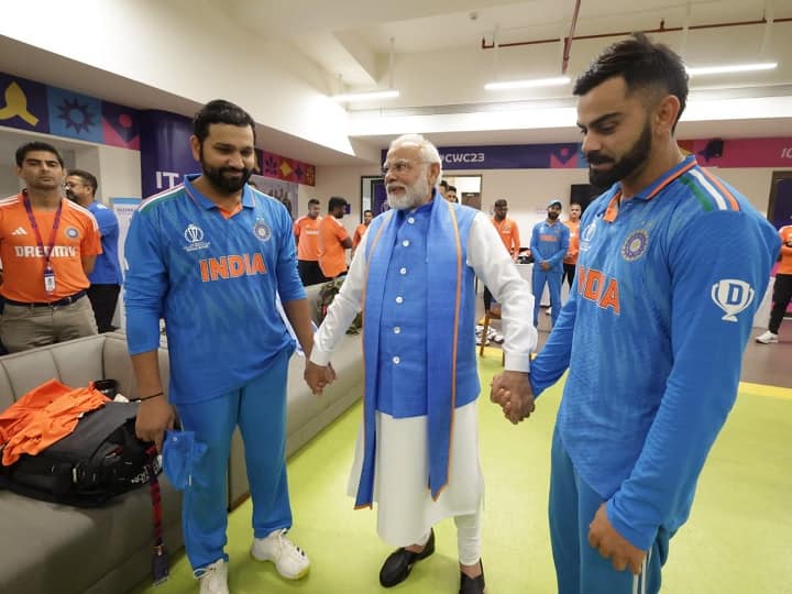 PM Modi with Rohit Sharma and Virat Kohli in Team India Dressing Room after IND vs AUS World Cup 2023 Final IND vs AUS Final: अब रोहित और विराट का हाथ थामे नजर आए पीएम मोदी, ड्रेसिंग रूम से आई एक और खास तस्वीर