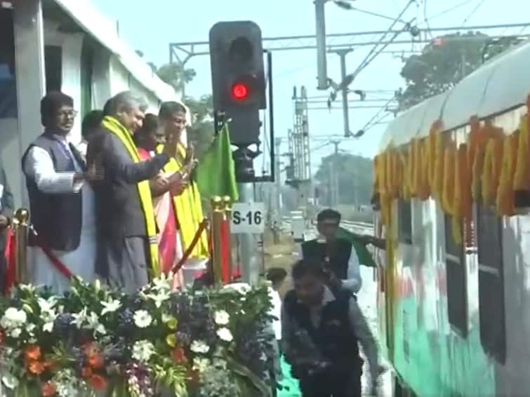 President Murmu Flags Off 3 New Trains From Odisha's Badampahar Railway Station President Murmu Flags Off 3 New Trains From Odisha's Badampahar Railway Station