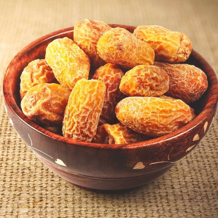 ਖਜੂਰ ਮੋਟੇ ਡ੍ਰਾਈ ਫਰੂਟਸ ’ਚੋਂ ਇਕ ਹੈ, ਜਿਸ ਨੂੰ ਪਚਾਉਣ ਲਈ ਠੀਕ ਤਰ੍ਹਾਂ ਚਬਾਉਣ ਦੀ ਲੋੜ ਹੁੰਦੀ ਹੈ। ਬੱਚਿਆਂ ਦੀ ਅੰਤੜੀ ਵਿਕਾਸਸ਼ੀਲ ਅਵਸਥਾ ’ਚ ਹੁੰਦੀ ਹੈ, ਜਿਸ ਕਾਰਣ ਖਜੂਰ ਨੂੰ ਪਚਾਉਣਾ ਮੁਸ਼ਕਲ ਹੋ ਜਾਂਦਾ ਹੈ ਅਤੇ ਉਨ੍ਹਾਂ ਨੂੰ ਪੇਟ ਦੀਆਂ ਸਮੱਸਿਆਵਾਂ ਹੋ ਸਕਦੀਆਂ ਹਨ।