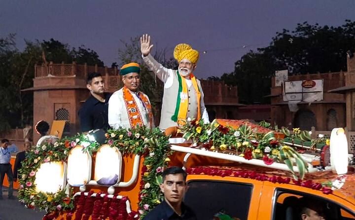 Roadshows often leave shambles on the highways in the shape of discarded banners, flags, and flowers. However, this is not the case with Prime Minister Narendra Modi's roadshows, who has committed to cleanliness even during election campaigns. (Source: PTI)