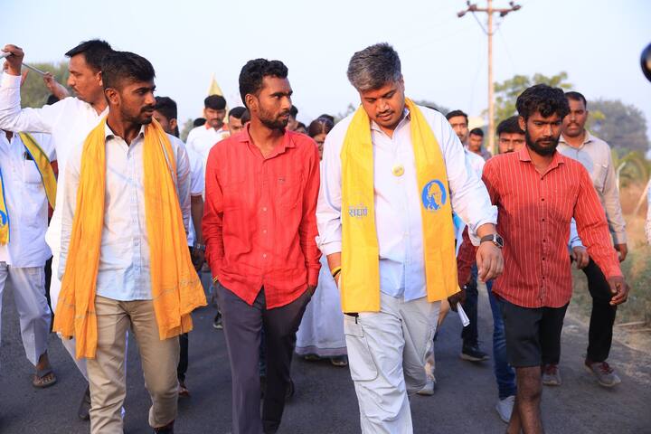 दरम्यान, रात्री गेवराई तालुक्यात मुक्काम केल्यानंतर रोहित पवार यांची युवा संघर्ष यात्रा माजलगावच्या दिशेने निघाली.