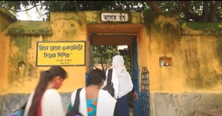এরপর ১ টাকা থেকে বেড়ে ২ টাকা হয়েছে মাস্টারমশাই-এর গুরুদক্ষিণা। নিজের পেনশনের একটা অংশ খরচ করে ছাত্র-ছাত্রীদের বই খাতাও কিনে দিয়েছেন তিনি।
