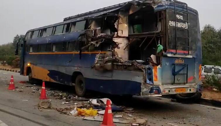 Panchmahal News:   Four died in an accident between two private buses in Panchmahal. Panchmahal News: પંચમહાલમાં બંધ પડેલી બસની પાછળ ઘૂસી અન્ય બસ, બે બાળકો સહિત ચારનાં મોત