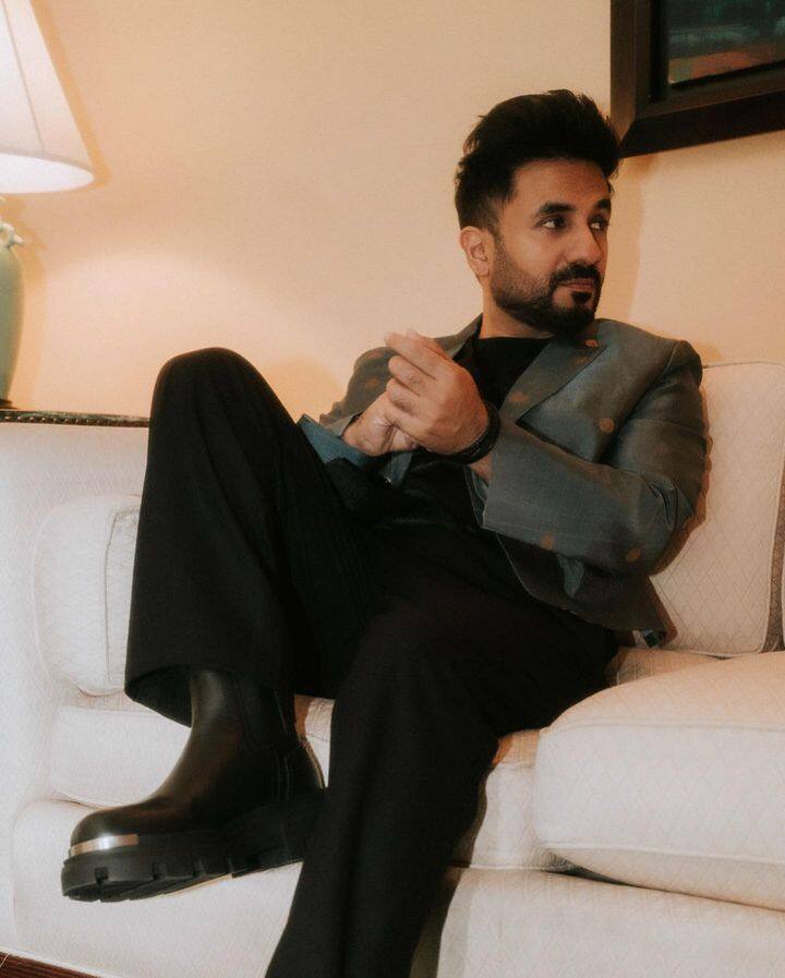 या पुरस्कार सोहळ्यात भारताचा डंका वाजला आहे. आंतरराष्ट्रीय पातळीवर विनोदवीर वीर दासने (Vir Das) भारताचा झेंडा रोवला आहे. एमी पुरस्कारावर विनोदवीराने नाव कोरलं आहे.