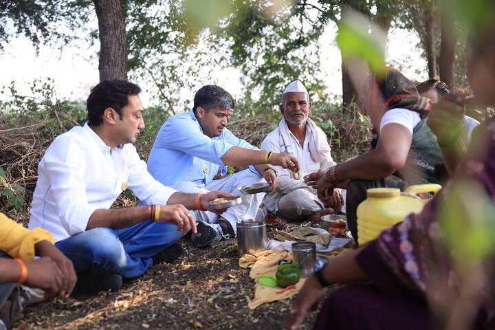 यावेळी आमदार संदीप क्षीरसागर देखील रोहित पवार यांच्या यात्रेमध्ये सहभागी झाले आहेत.