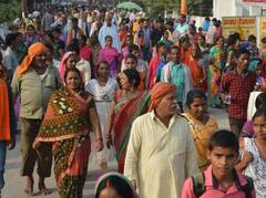 अयोध्या में 14 कोसी परिक्रमा में उमड़ा आस्था का सैलाब, जय श्रीराम के जयकारों के साथ नंगे पैर चल पड़े श्रद्धालु