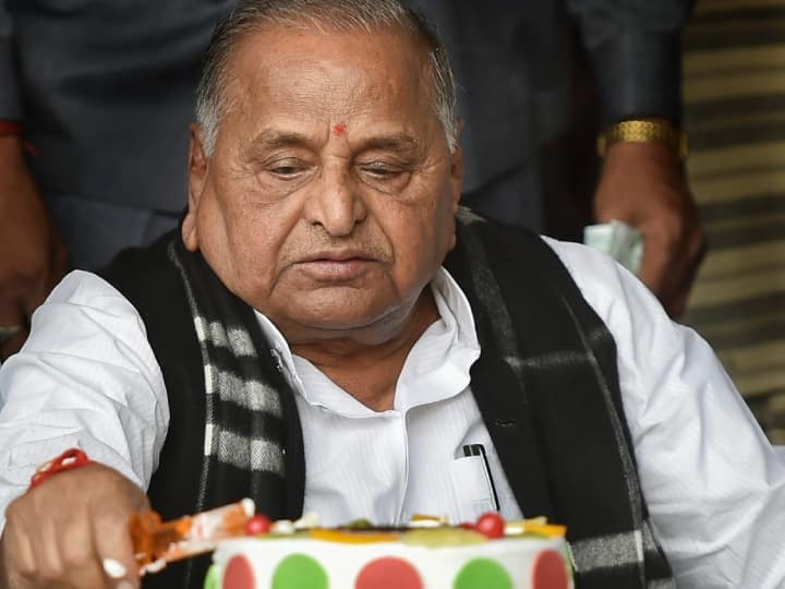 Mulayam Singh Yadav News: मुलायम सिंह यादव के जन्म दिन पर सपा सभी जिलों में कार्यक्रमों का आयोजन करेगी. पिता की याद में अखिलेश यादव सैफई में स्मारक का शिलान्यास करेंगे.