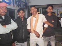 हाजीपुर में पुत्र के सामने पुलिस ने की पिता की पिटाई, हाथ फ्रैक्चर, ग्रामीणों ने टीम को बनाया बंधक