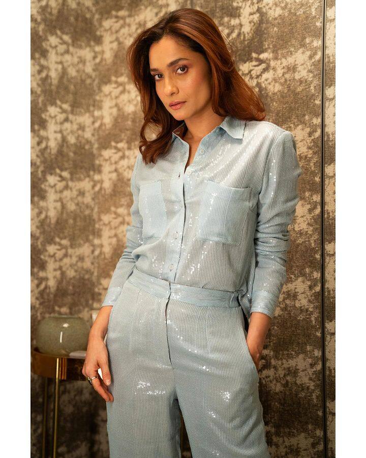 अभिनेत्री अंकिता लोखंडे (Ankita Lokhande) 'बिग बॉस 17' (Bigg Boss 17) या छोट्या पडद्यावरील लोकप्रिय वादग्रस्त कार्यक्रमात सहभागी झाली आहे.