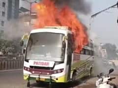 धूधू कर जलने लगी स्टैंड पर खड़ी बस, वीडियो बनाने के लिए जुटी भीड़ को हटाने में पुलिस के छूटे पसीने