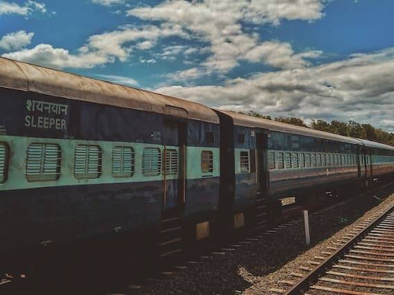 વાસ્તવમાં, આ ક્વોટાનો ઉપયોગ માત્ર રેલવેના ઉચ્ચ અધિકારીઓ, સરકારી મહેમાનો, VIP, મંત્રાલયના અતિથિઓ વગેરે માટે થાય છે. તમને જણાવી દઈએ કે, આમાં વેઈટિંગ ટિકિટ કન્ફર્મ થાય છે અને તેની પ્રક્રિયા પણ ચાર્ટ તૈયાર કરવાના એક દિવસ પહેલા શરૂ થઈ જાય છે.