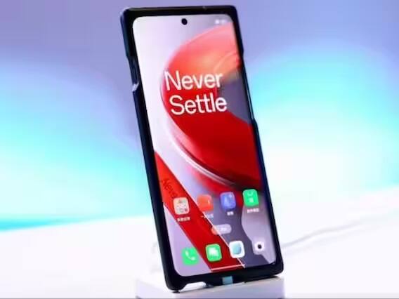 OnePlus 12 ને BoE દ્વારા અત્યાધુનિક 2K રિઝૉલ્યૂશન 120Hz ડિસ્પ્લે મળશે. તે તેજસ્વી અને રંગ-સચોટ પેનલ હોવાનું કહેવાય છે જે 3,000 નિટ્સથી વધુ તેજ પ્રદાન કરશે. સ્માર્ટફોનમાં 100W ફાસ્ટ ચાર્જિંગ માટે સપોર્ટ સાથે મોટી 5,400 mAh બેટરી સામેલ હોવાનું અનુમાન છે. આમાં તમને આઉટ-ઓફ-ધ-બોક્સ, એન્ડ્રોઇડ 14 આધારિત ઓક્સિજન OS 14નો સપોર્ટ મળશે.