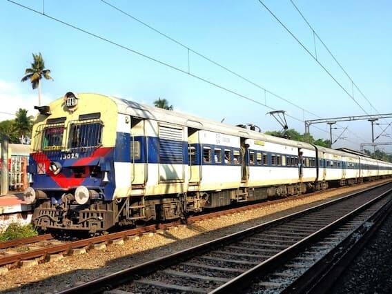 તમારે તમારી કટોકટી સાબિત કરતા તમામ દસ્તાવેજો મુખ્ય આરક્ષણ સુપરવાઇઝરને આપવા પડશે અને એક ફોર્મ ભરવું પડશે. ત્યારબાદ આ ફોર્મ પર ગેઝેટેડ ઓફિસરની સહી કરવી પડે છે અને પછી સીટ કન્ફર્મ થાય છે.