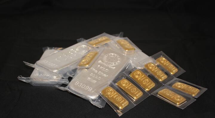 कोलकाता - सोन्याचा दर 61640 रुपये प्रति 10 ग्रॅम आहे. (Kolkata Gold Rate Today) चेन्नई - सोन्याचा दर 62230 रुपये प्रति 10 ग्रॅम आहे. (Chennai Gold Rate Today