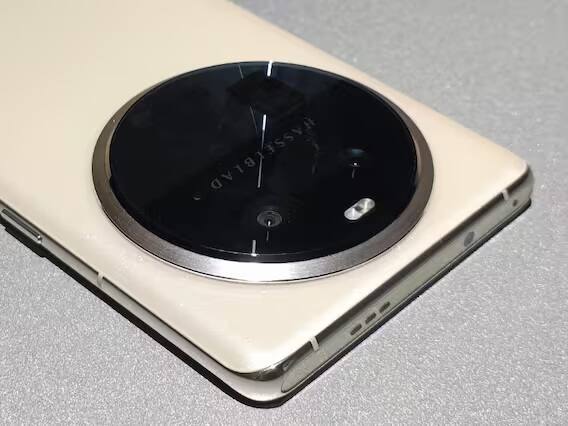 OnePlus 12: IQOO 12 ની જેમ, આગામી OnePlus 12 પણ તેના સક્સેસર કરતાં મોટું અપગ્રેડ હશે અને તમને Snapdragon 8 Gen 3 SoC મળશે. કેમેરાની વાત કરીએ તો તેમાં તમને ત્રિપલ કેમેરા સેટઅપ મળશે જેમાં પેરિસ્કોપ ઝૂમ લેન્સ સામેલ છે. આ પહેલીવાર છે જ્યારે OnePlus તેના નોન-ફૉલ્ડેબલ ફોનમાં આ લેન્સ ઓફર કરી રહ્યું છે.